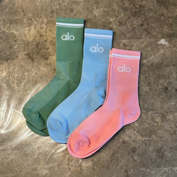 New Women’s Alo Socks
New with tags in its packaging 
3 pairs 
Fits sizes 6-11 - Picture 3 of 4
